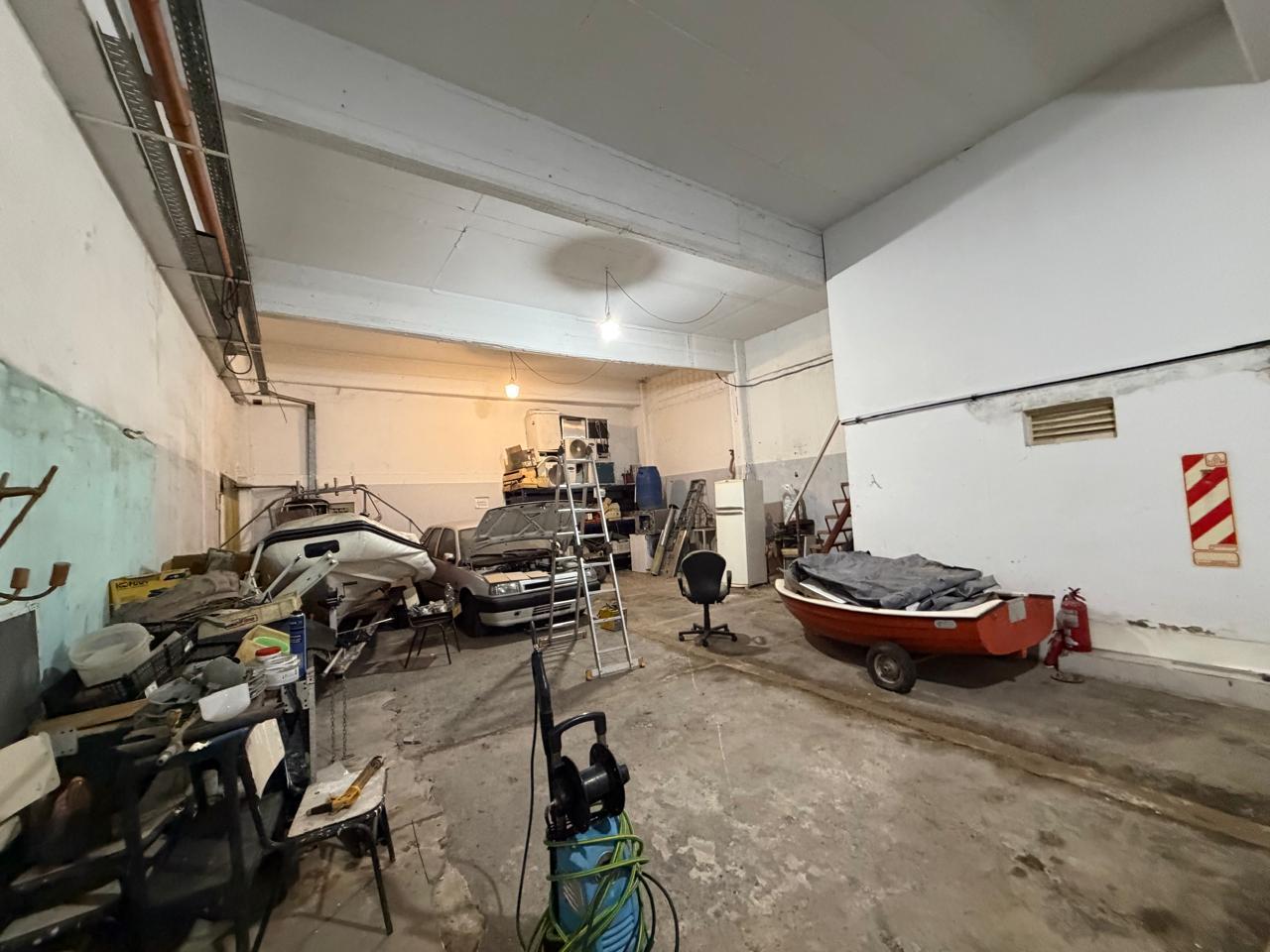 Foto de Venta Deposito con oficinas - 1294 m2 - Sarandi, Zonificación, imagen 2