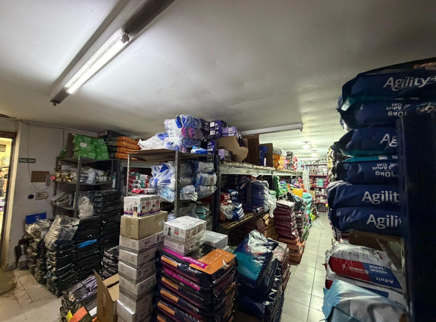 Foto de Excelente Deposito con Local comercial Gran Vidriera 850 m2 Av Riv, imagen 5