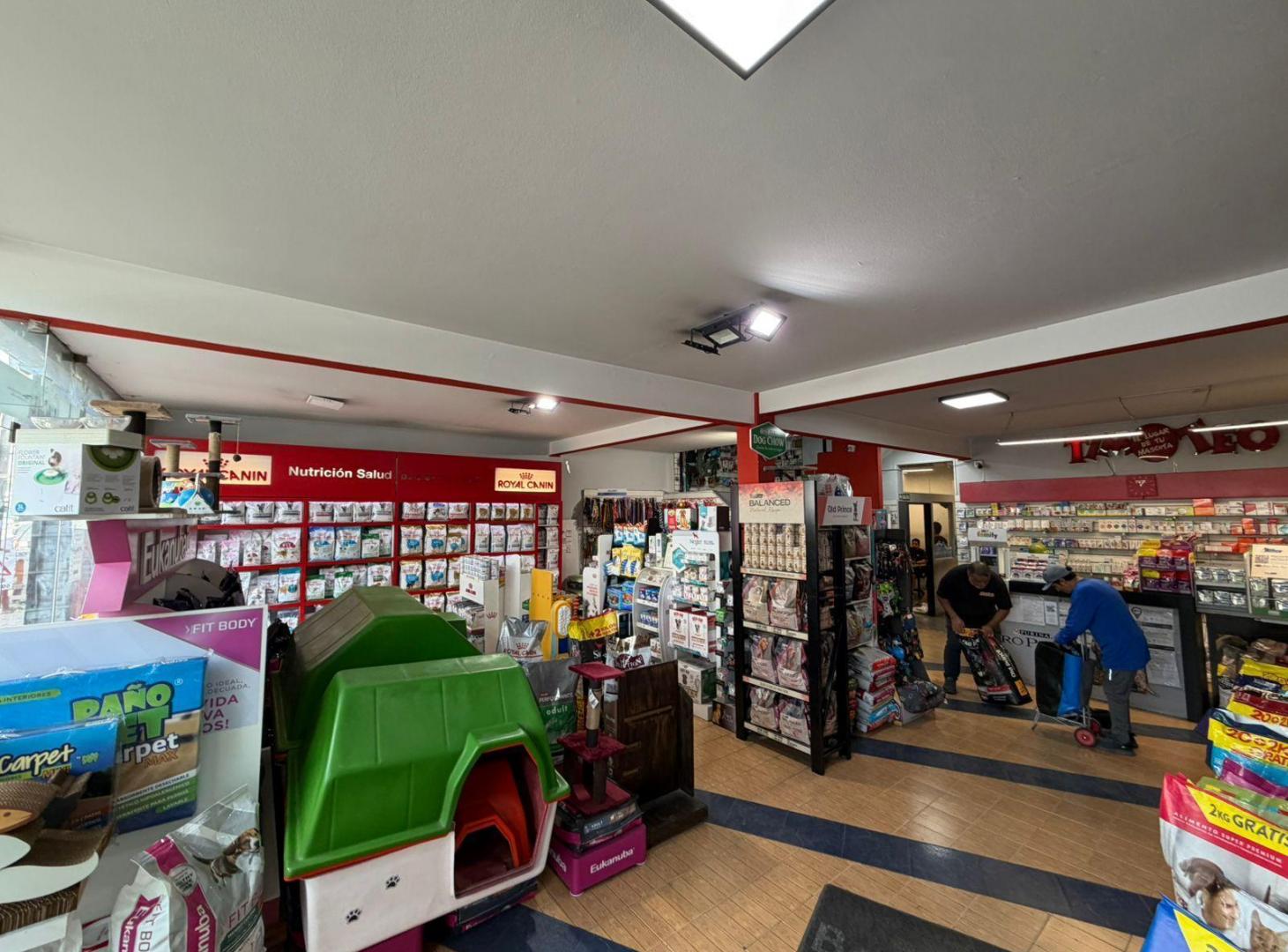Foto de Excelente Deposito con Local comercial Gran Vidriera 850 m2 Av Riv, imagen 1
