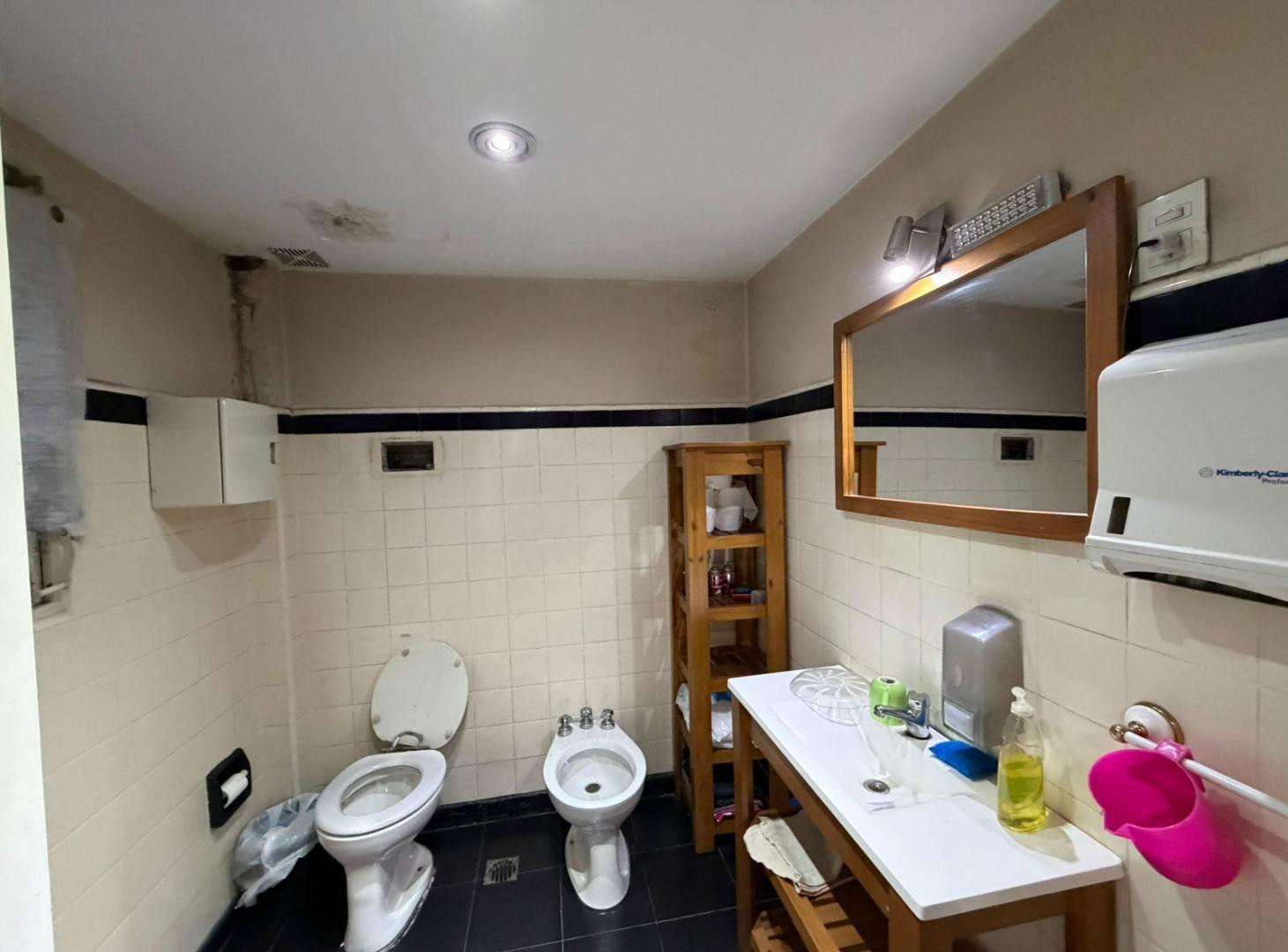 Foto de Excelente Deposito con Local comercial Gran Vidriera 850 m2 Av Riv, imagen 2