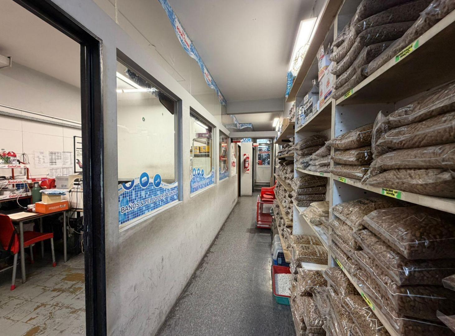 Foto de Excelente Deposito con Local comercial Gran Vidriera 850 m2 Av Riv, imagen 3
