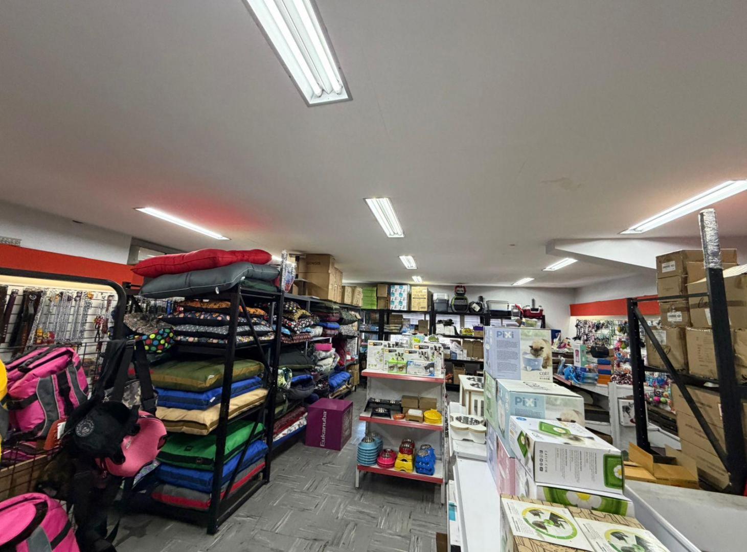 Foto de Excelente Deposito con Local comercial Gran Vidriera 850 m2 Av Riv, imagen 4