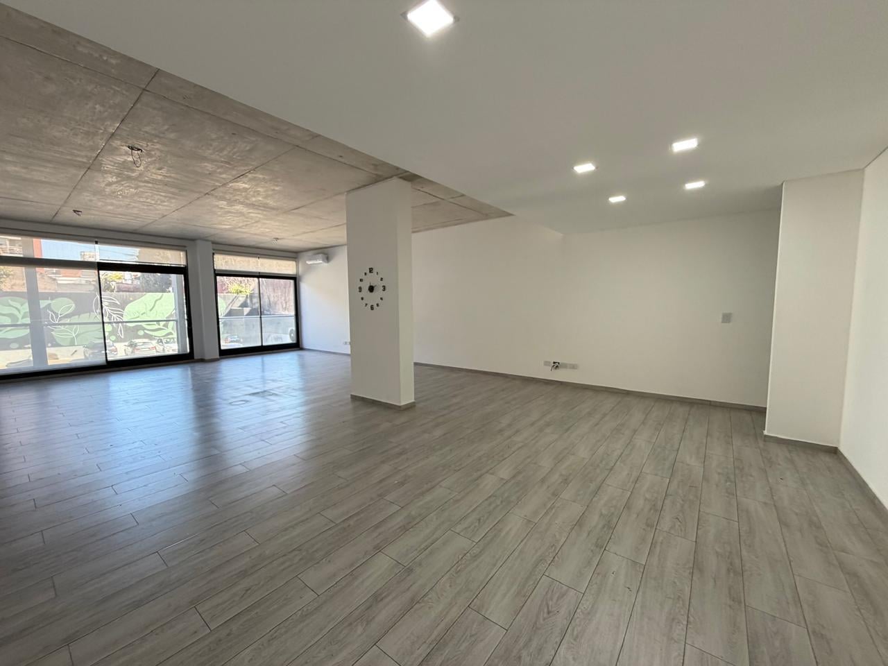 Foto de Excelente oficina en Monserrat venta y alquiler 111 m2 7 de balcón. Muy, imagen 4