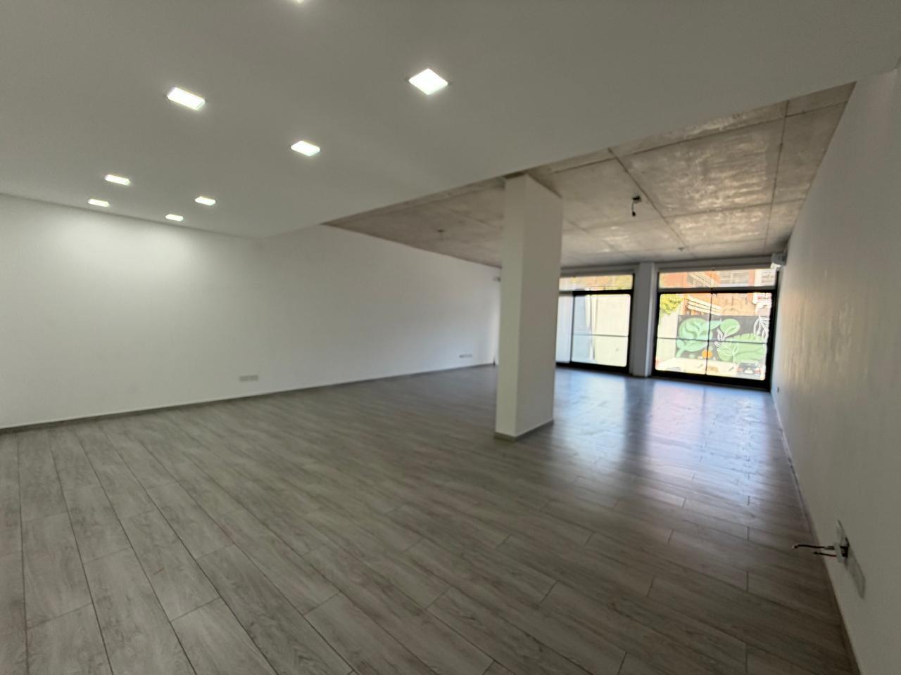 Foto de Excelente oficina en Monserrat venta y alquiler 111 m2 7 de balcón. Muy, imagen 2