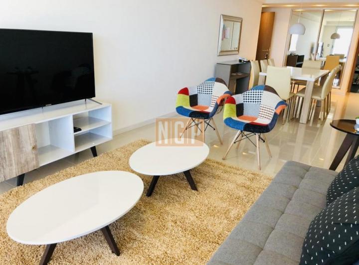 Alquiler temporario de apartamento de dos dormitorios con parrillero de uso exclusivo Playa Brava, P