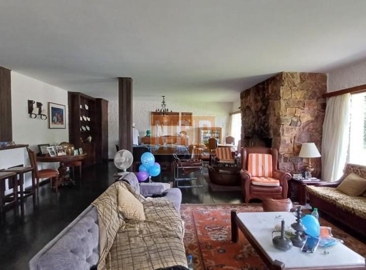 Vende Casa en Zona comercial en Lugano - Punta del Este