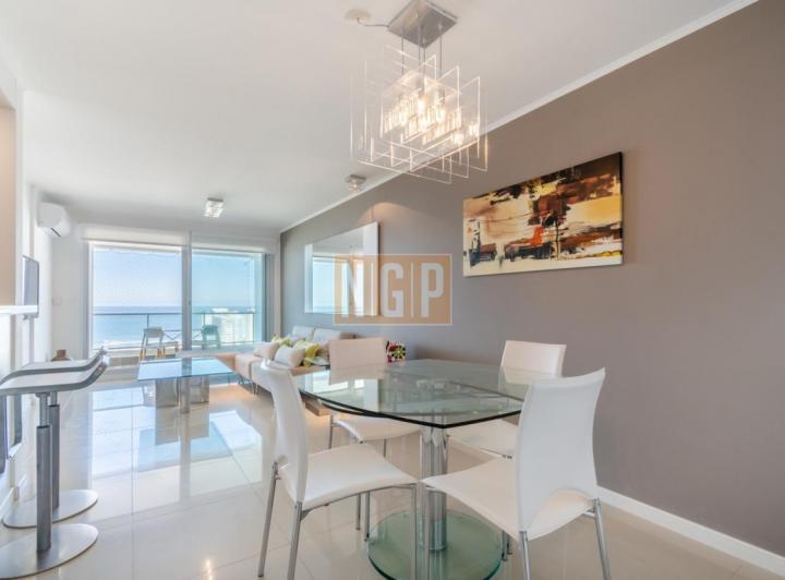 Apartamento de 2 Dormitorios en Playa Brava con Vista al Mar - Venta
