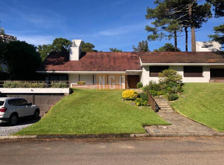 Muy buena propiedad en venta, 5 dormitorios en barrio Cantegril, Punta del Este