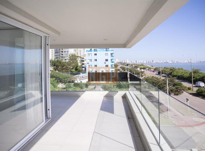 Se vende apartamento de 3 dormitorios en Edificio Horizonte, Playa Mansa, Punta del Este 2