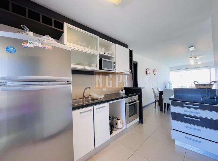 Foto de Apartamento de 2 Dormitorios, Vista al Mar y Parrillero en Playa Mansa, imagen 4