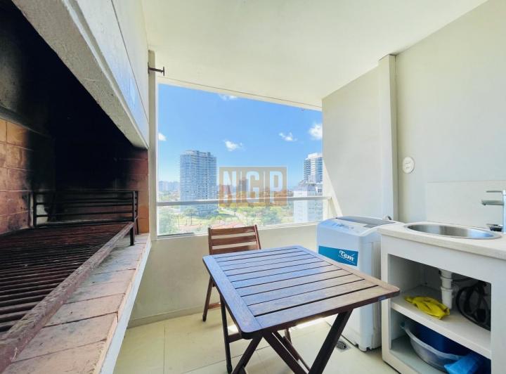 Foto de Apartamento de 2 Dormitorios, Vista al Mar y Parrillero en Playa Mansa, imagen 5