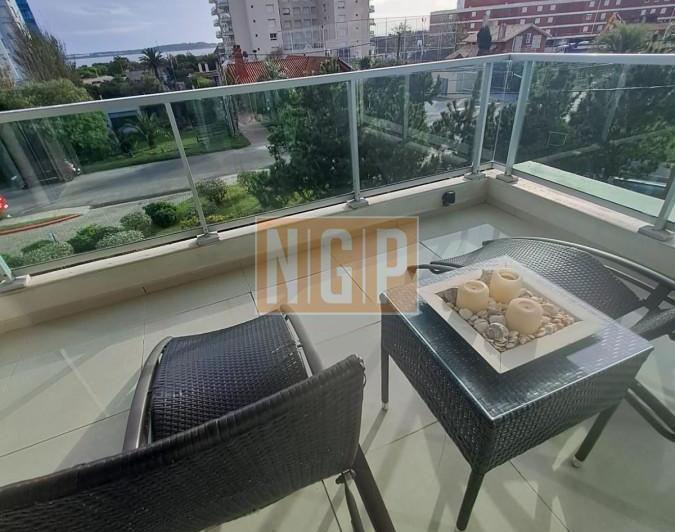 Apartamento en Playa Mansa a la venta 3 Dormitorios con vista 1