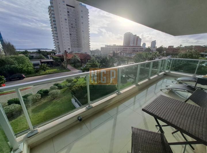 Apartamento en Playa Mansa a la venta 3 Dormitorios con vista 2