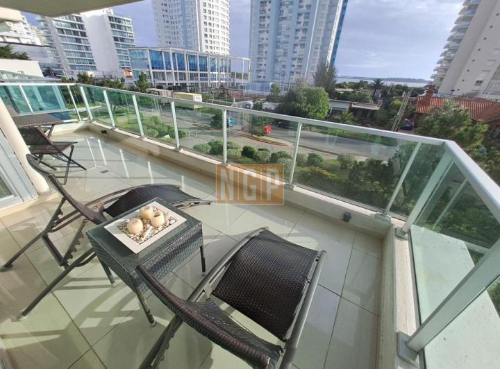Apartamento en Playa Mansa a la venta 3 Dormitorios con vista 1