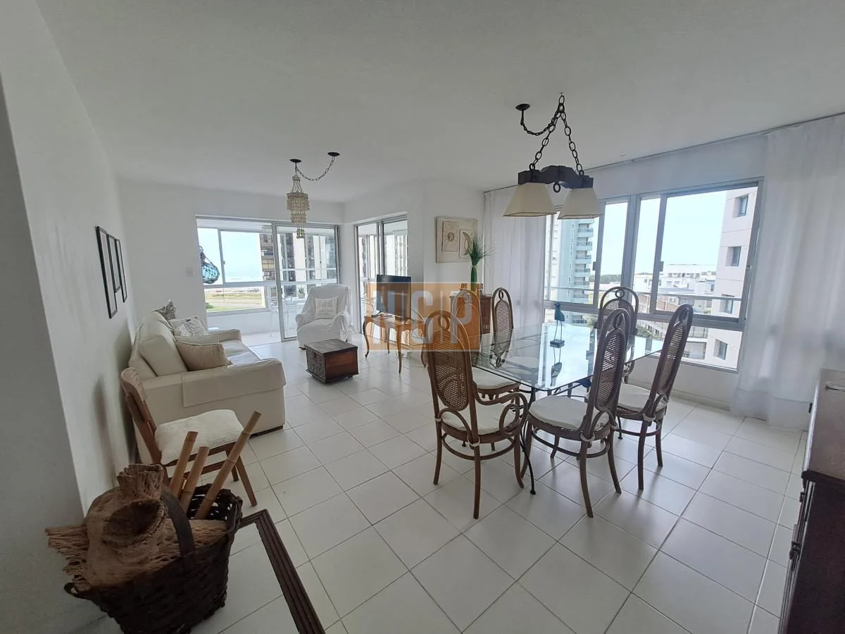 Apartamento en Brava - Punta del Este con vista y parrillero.