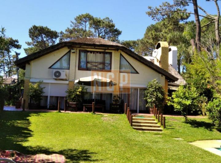 se vende y alquilo hermosa casa en pinares 2