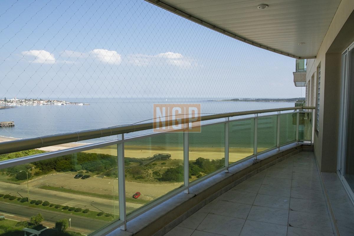 Departamento de 3 dormitorios en venta frente a Playa Mansa, Coral Tower