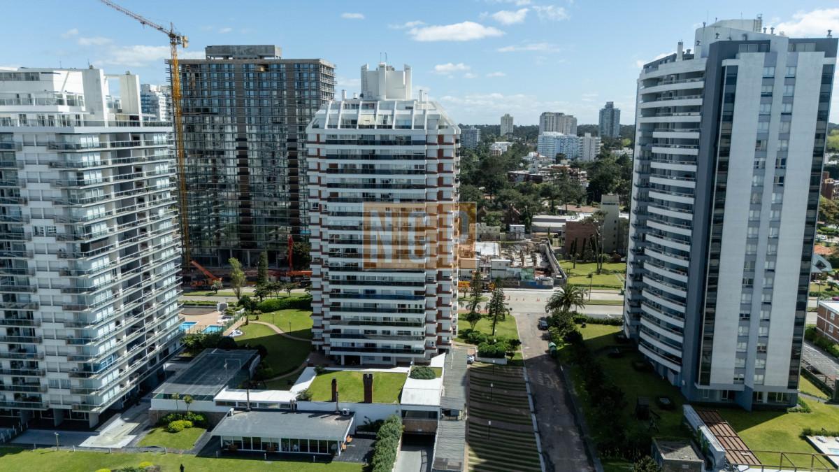 Apto de 3 dormitorios unificado en edificio Long Beach! Piso alto con vista al mar