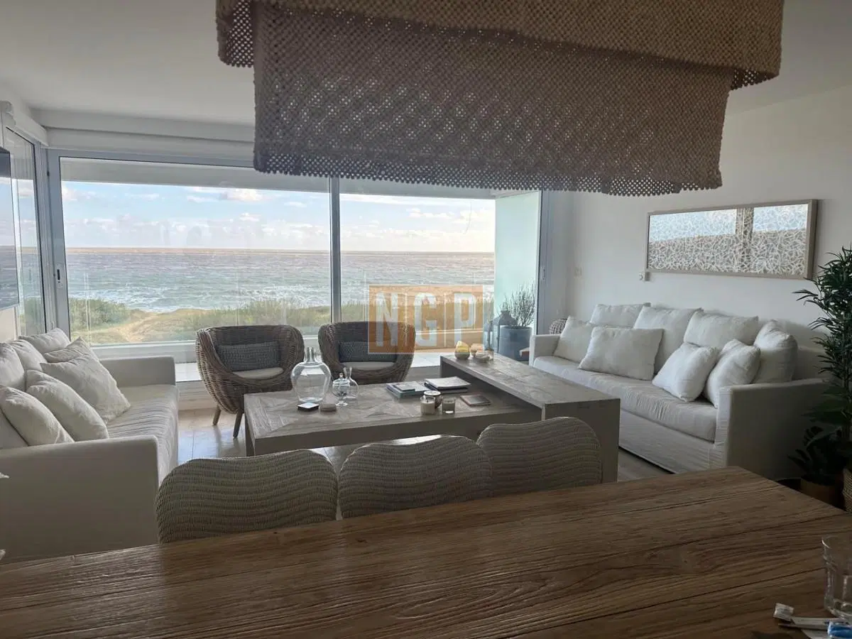 EXCELENTE APARTAMENTO A LA VENTA CON TODA LA VISTA AL MAR PLAYA MANSA 3 DORMITORIOS 4