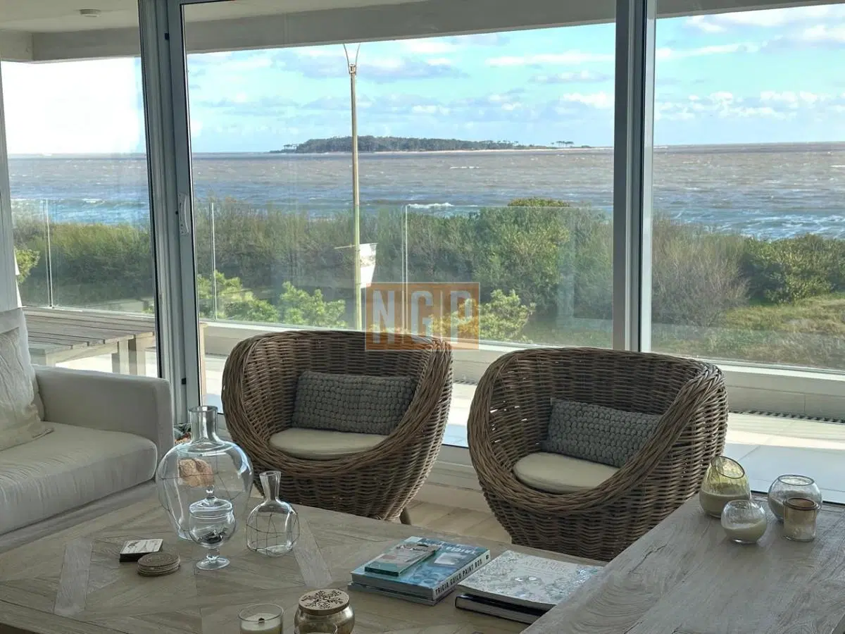 EXCELENTE APARTAMENTO A LA VENTA CON TODA LA VISTA AL MAR PLAYA MANSA 3 DORMITORIOS 3