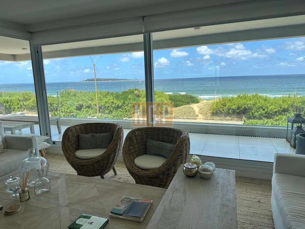 EXCELENTE APARTAMENTO A LA VENTA CON TODA LA VISTA AL MAR PLAYA MANSA 3 DORMITORIOS 2