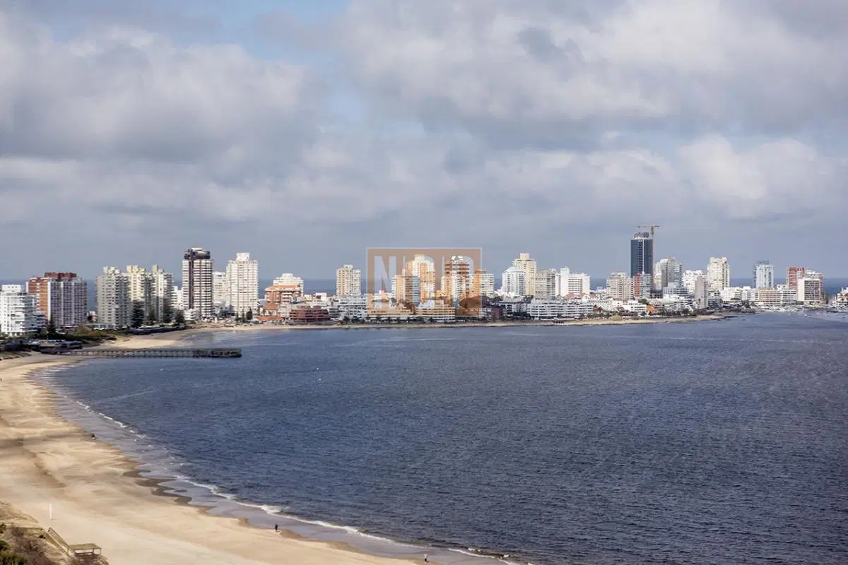 Apartamento en Mansa - Punta del Este en venta de 3 dormitorios. 2
