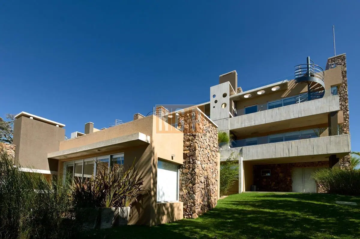 Apart de 2 dormitorios, Edificio Q Punta Ballena 4