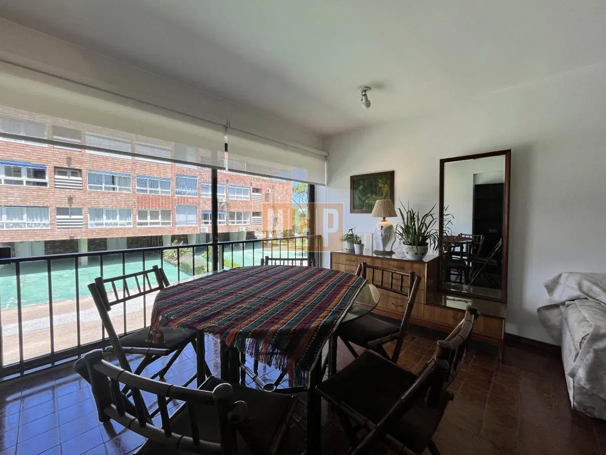 Apartamento en venta en el edificio Costanera 12 playa mansa 2