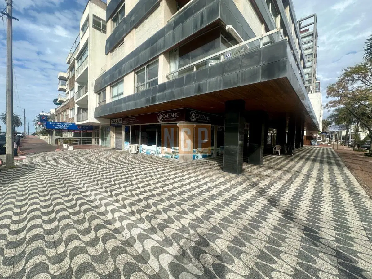 Alquiler anual, local comercial. Peninsula, Punta del Este 2