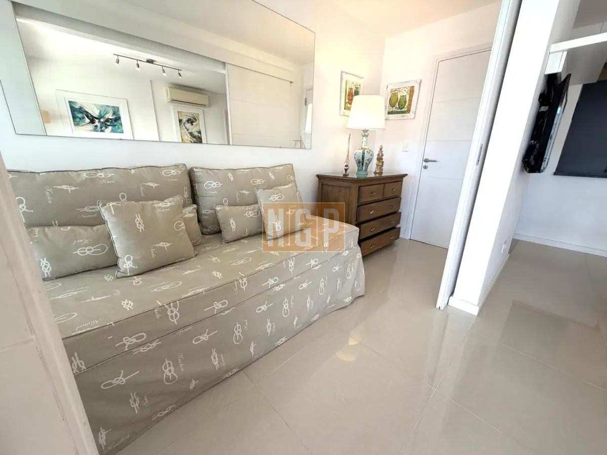 espectacular apartamento en venta en playa brava, 2 dormitorios y medio. 1