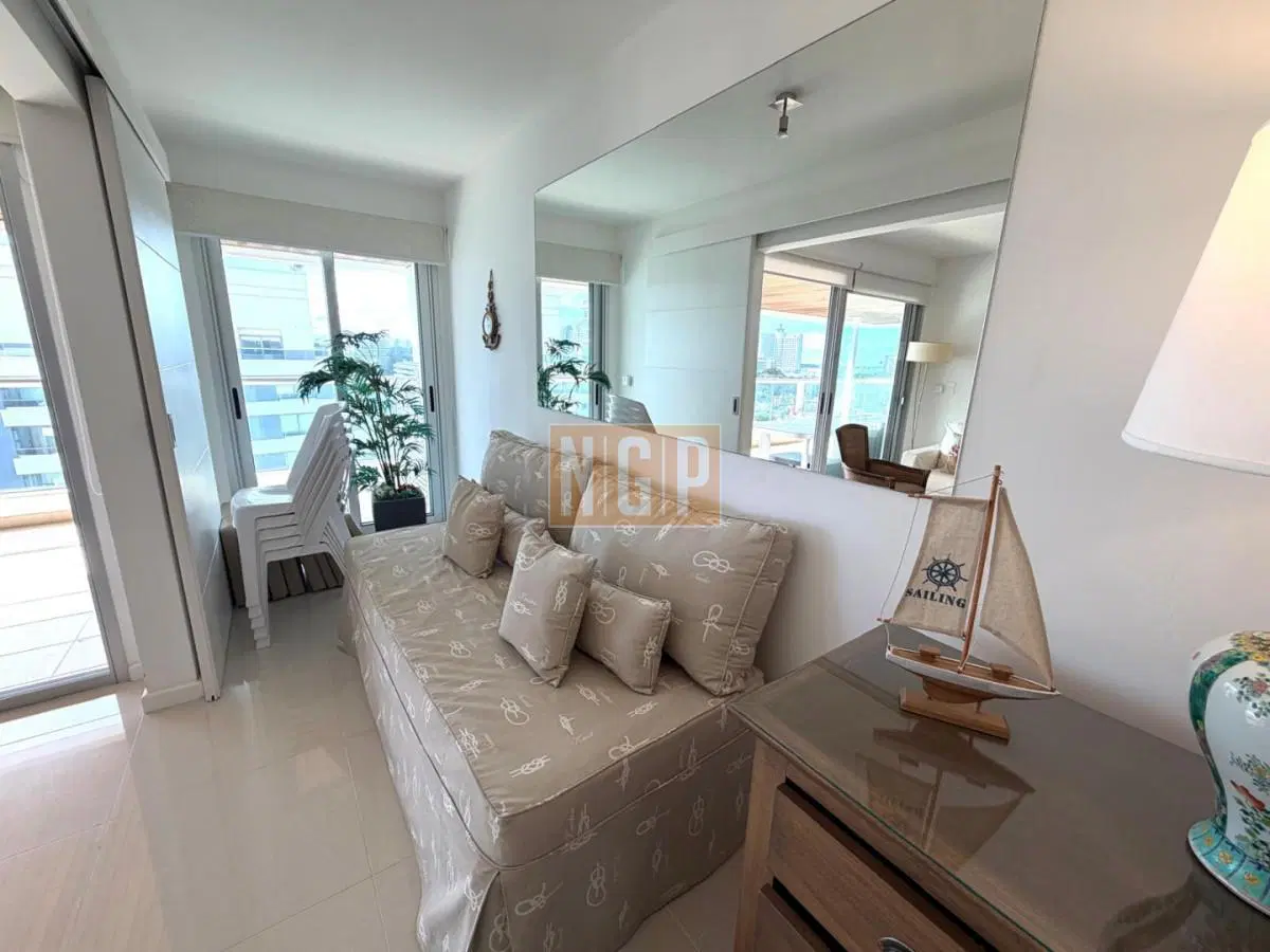 espectacular apartamento en venta en playa brava, 2 dormitorios y medio. 4