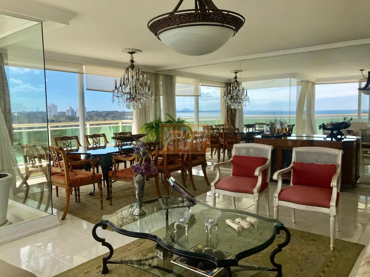 Venta apartamento 3 dormitorios + servicio. Playa mansa, Punta del Este 4