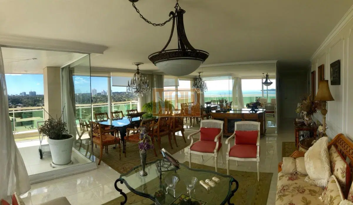 Venta apartamento 3 dormitorios + servicio. Playa mansa, Punta del Este 2