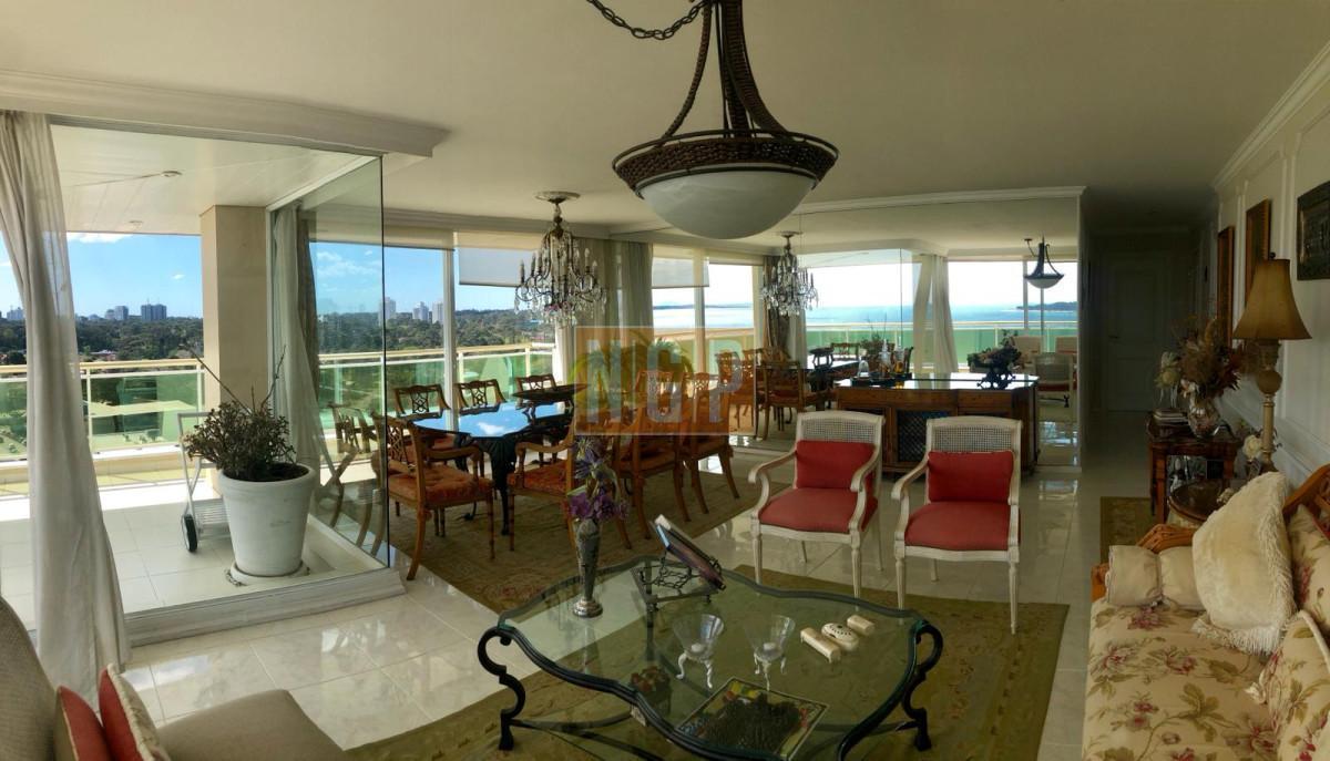 Foto de Venta apartamento 3 dormitorios + servicio. Playa mansa, Punta del Este, imagen 3