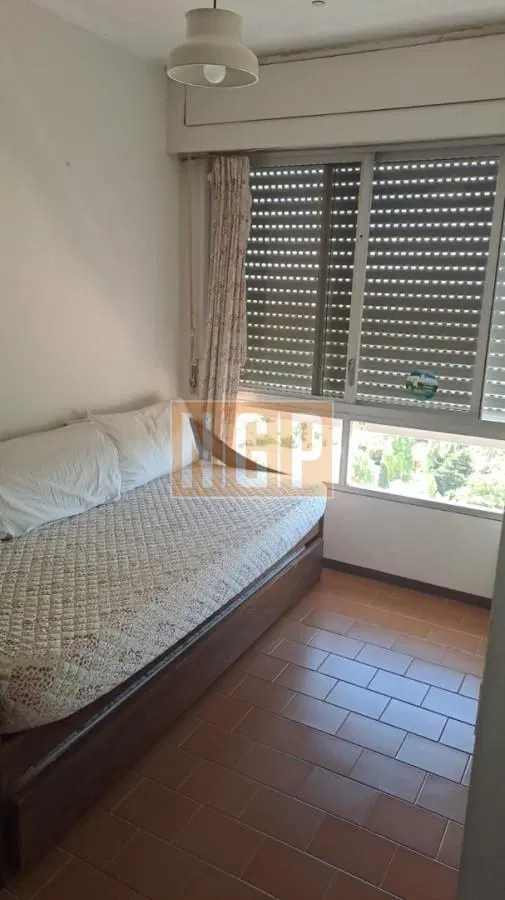 Vende apartamento de 2 dormitorios más servicio en Punta del Este 2
