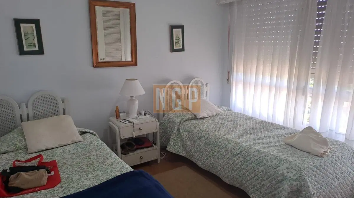 Vende apartamento de 2 dormitorios más servicio en Punta del Este 5