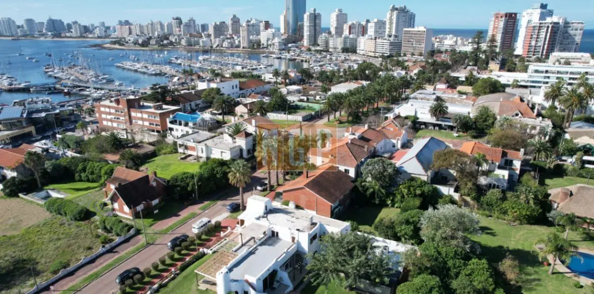 Chalet en venta con vista al mar en casco histórico de la Península. 3