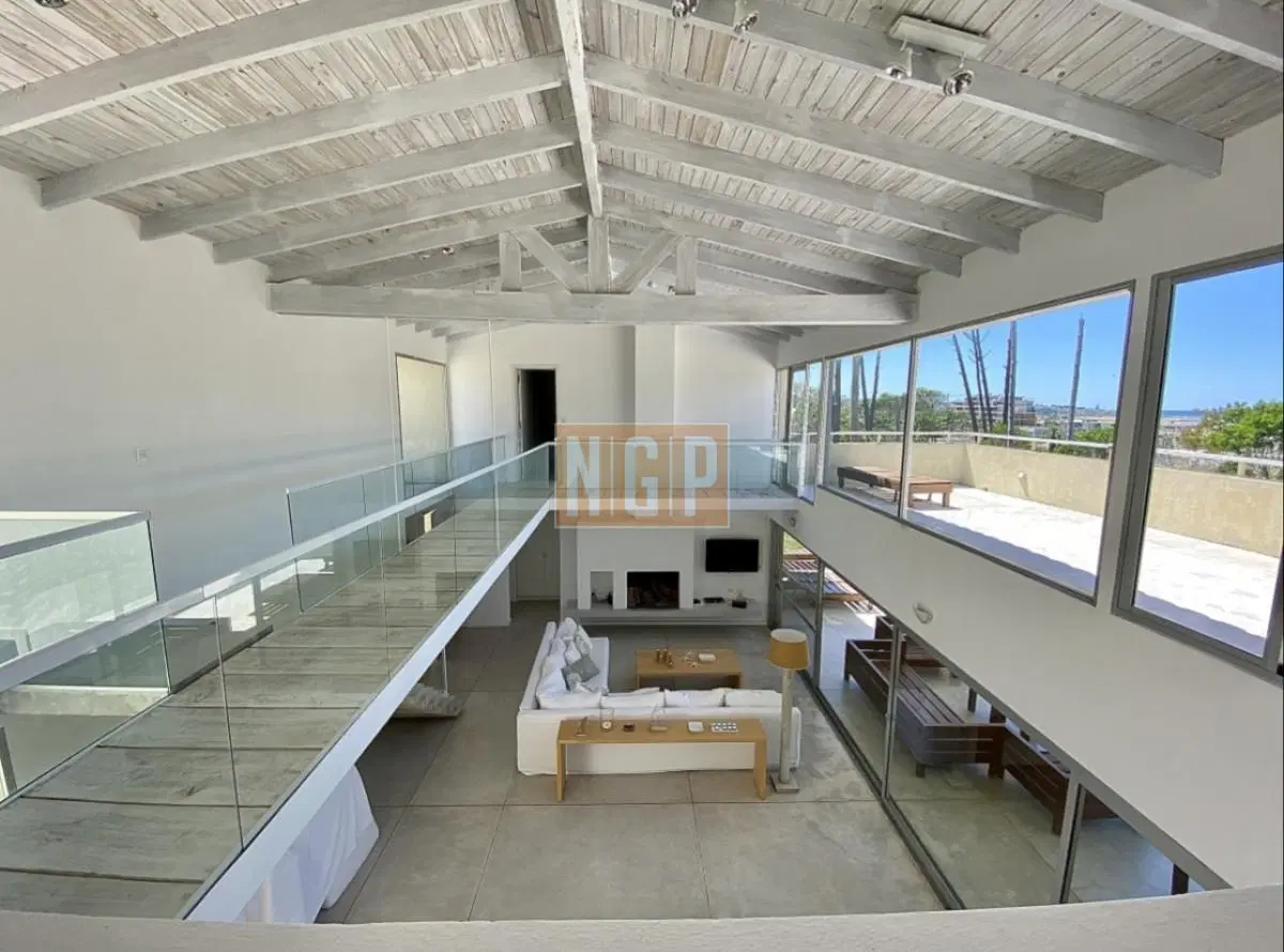 Casa de 4 dormitorios y servicio en Laguna Blanca 3