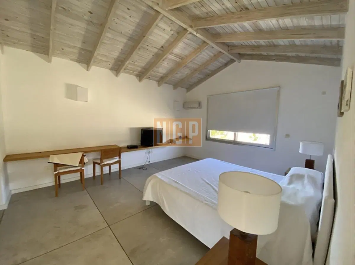 Casa de 4 dormitorios y servicio en Laguna Blanca 4