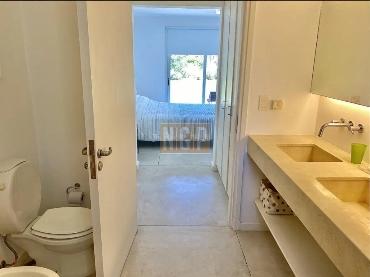Casa de 4 dormitorios y servicio en Laguna Blanca 8