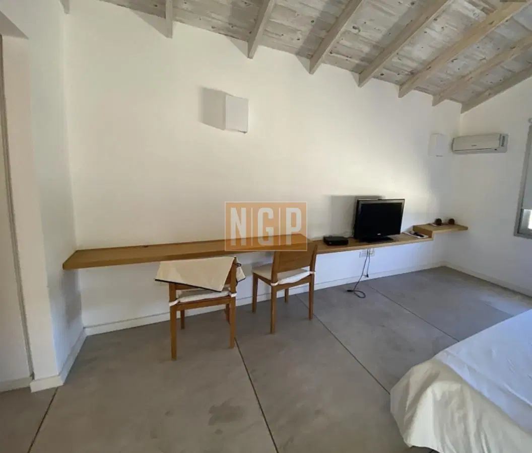 Casa de 4 dormitorios y servicio en Laguna Blanca 4