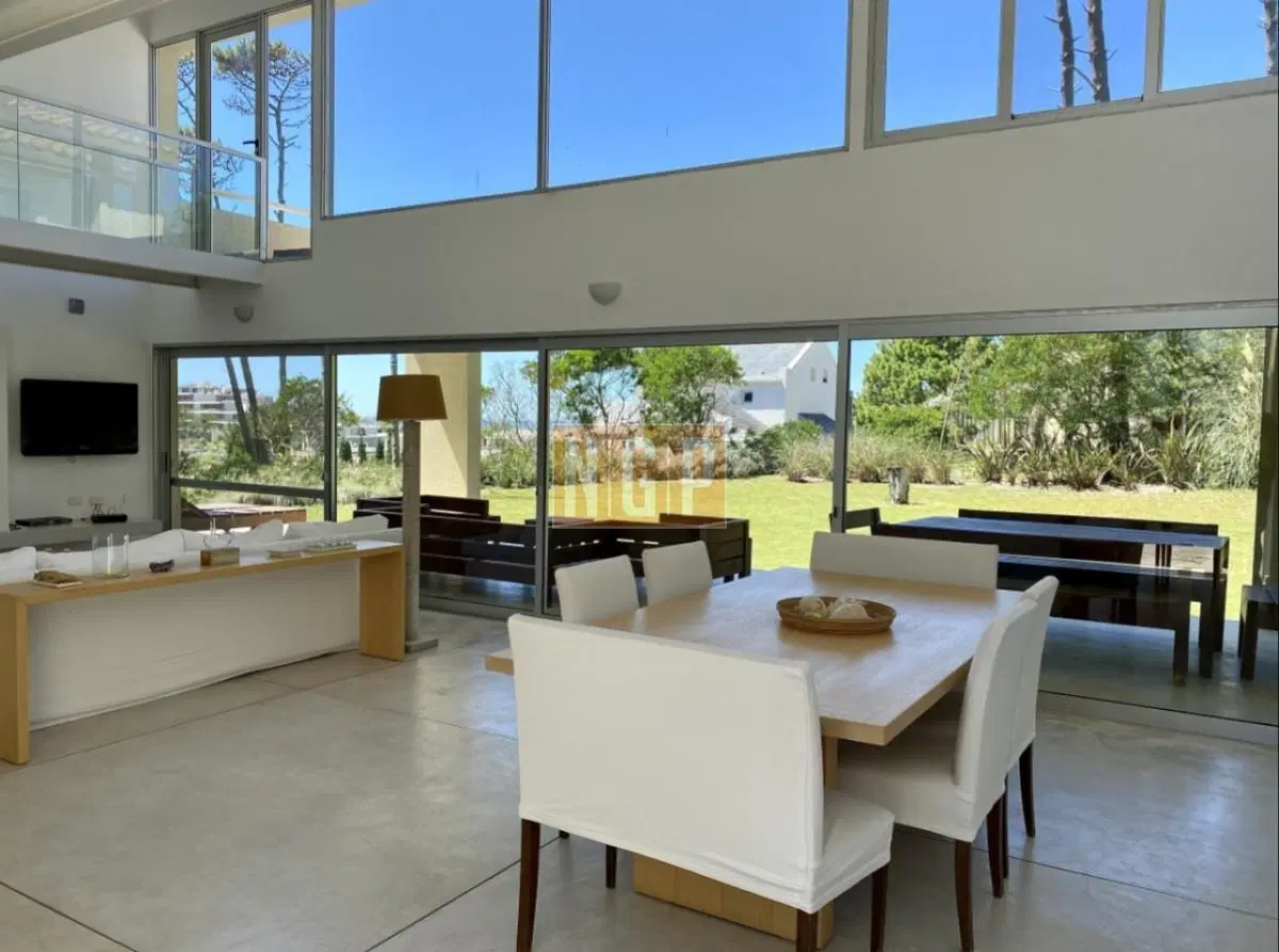 Casa de 4 dormitorios y servicio en Laguna Blanca 3