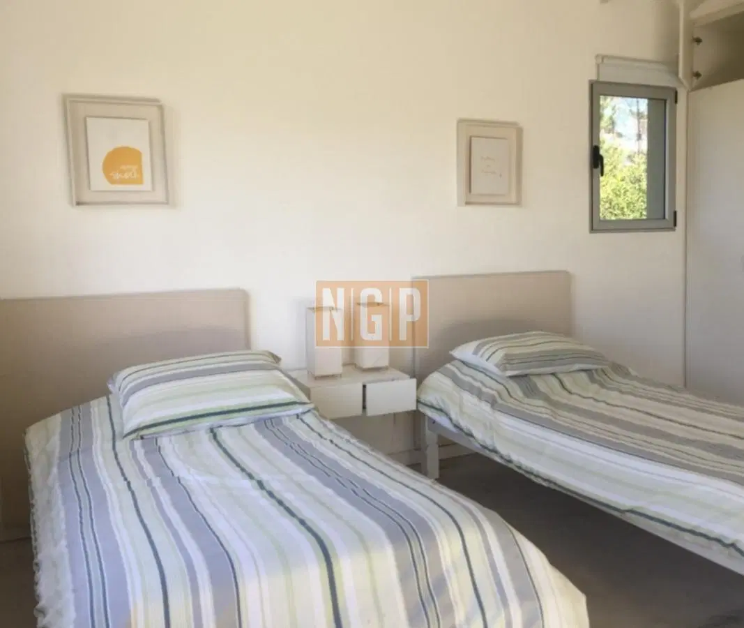 Casa de 4 dormitorios y servicio en Laguna Blanca 5