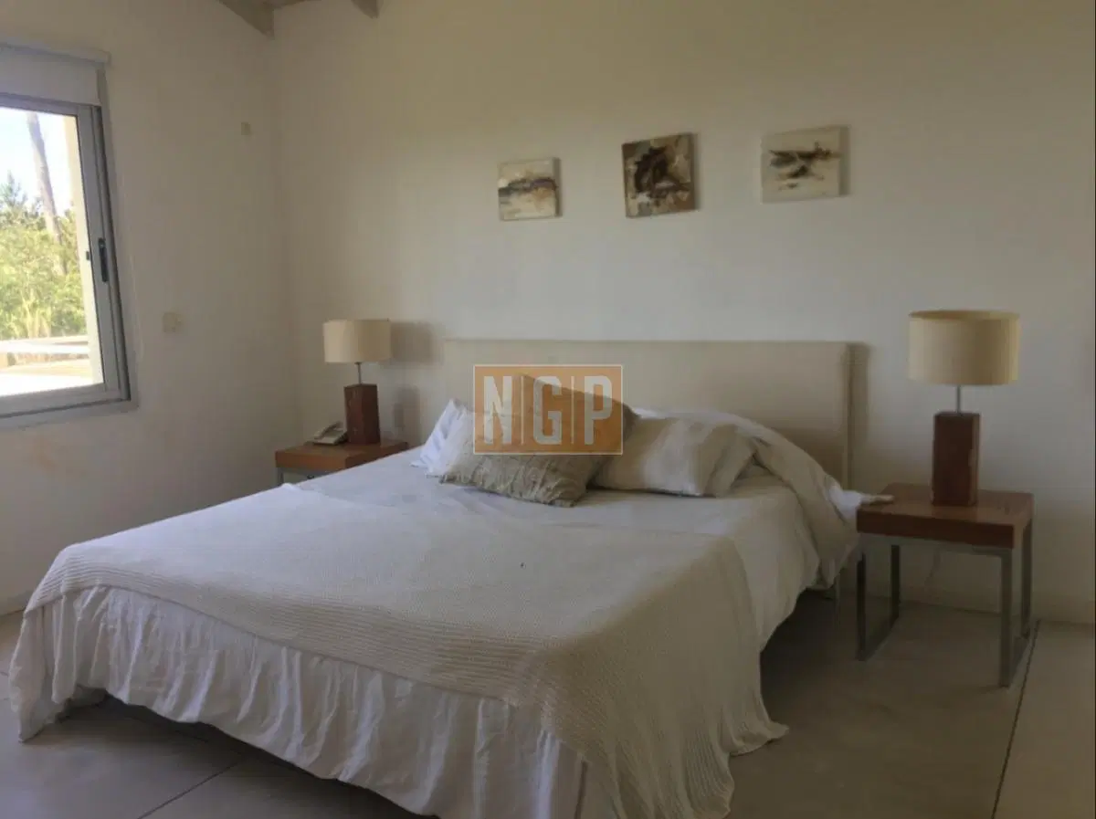 Casa de 4 dormitorios y servicio en Laguna Blanca 8