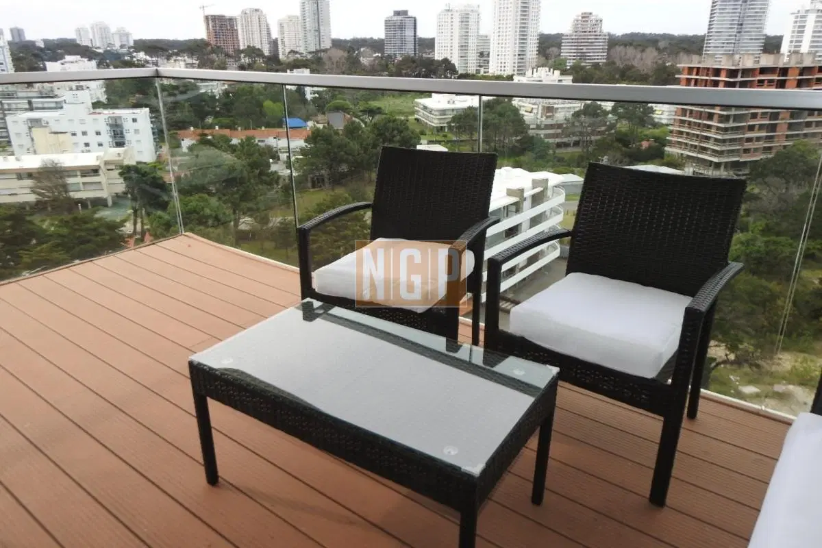 Departamento en Punta del Este, Torre   cuenta con todos los servicios. 3