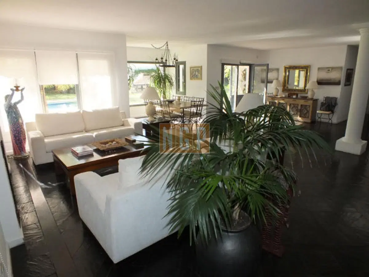 HERMOSA CASA A POCAS CUADRAS DEL MAR 5