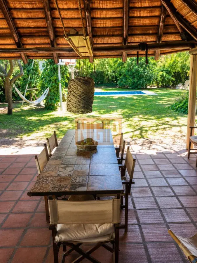 Chalet de 4 dormitorios, piscina y parrillero en venta, Zona tranquila. Punta del Este. 3