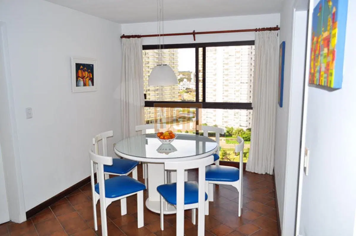 El apartamento posee 2 habitaciones 4