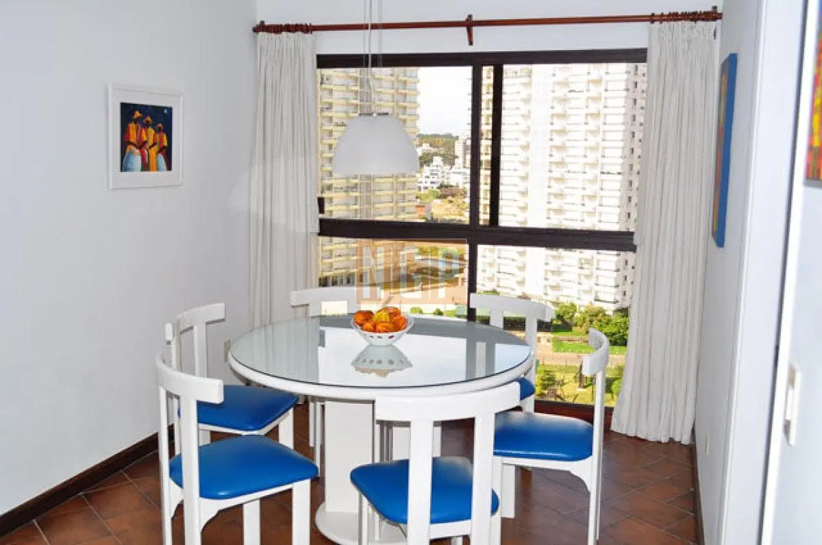El apartamento posee 2 habitaciones 5