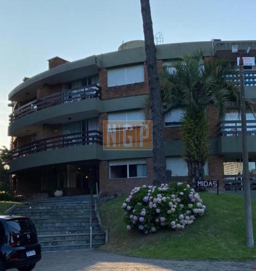 Foto de Reciclado !! Vende apartamento de 3 dormitorios en Playa Mansa, Punta, imagen 3